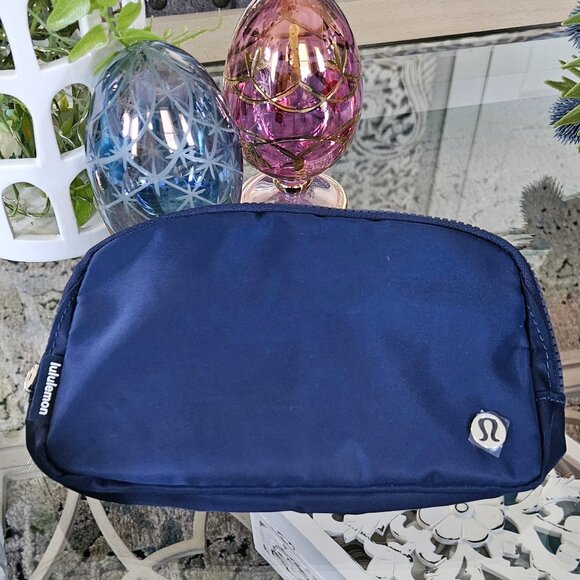 Lululemon Everywhere Belt Bag 1L (True Navy) NWT. - Picture 5 of 7